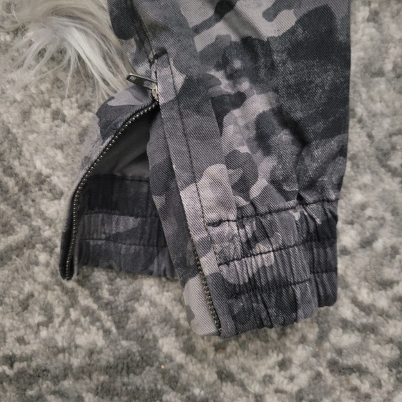 SPANX camouflage print twill joggers size medium  NWT - Picture 9 of 16